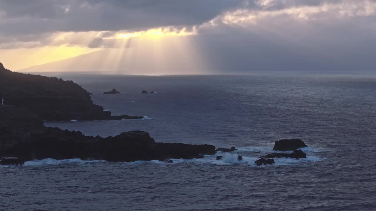 日出时，阳光穿过夏威夷毛伊岛西北海岸的云层视频素材