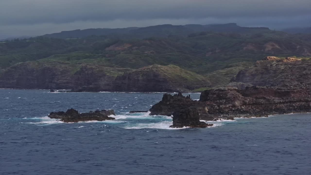 毛伊岛西北海岸崎岖的海岸线，波涛汹涌，悬崖峭壁壮观视频素材