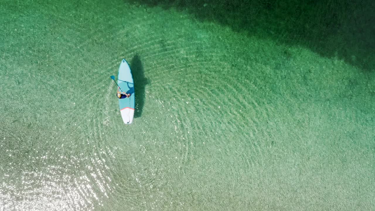 鸟瞰图的人划桨在Bohinj湖岸的SUP板在斯洛文尼亚视频素材