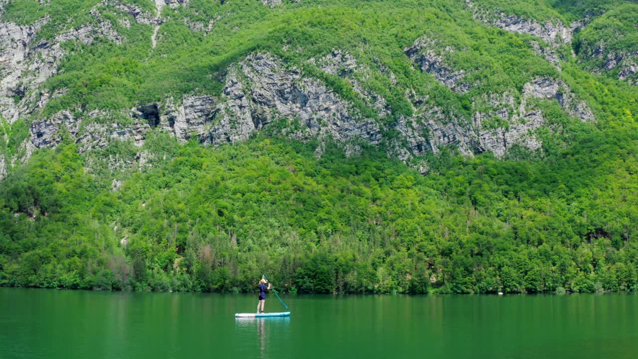 鸟瞰图的人划桨在Bohinj湖岸的SUP板在斯洛文尼亚视频素材