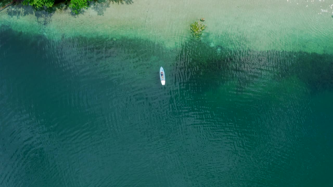 鸟瞰图的人划桨在Bohinj湖岸的SUP板在斯洛文尼亚视频下载