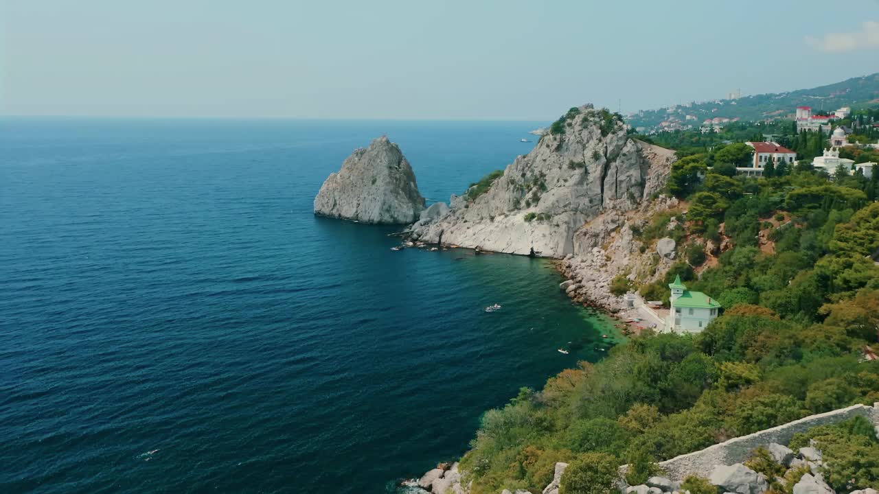 享受令人叹为观止的海岸景观，岩石悬崖和生动的蓝色海水，岩石天后，克里米亚视频素材