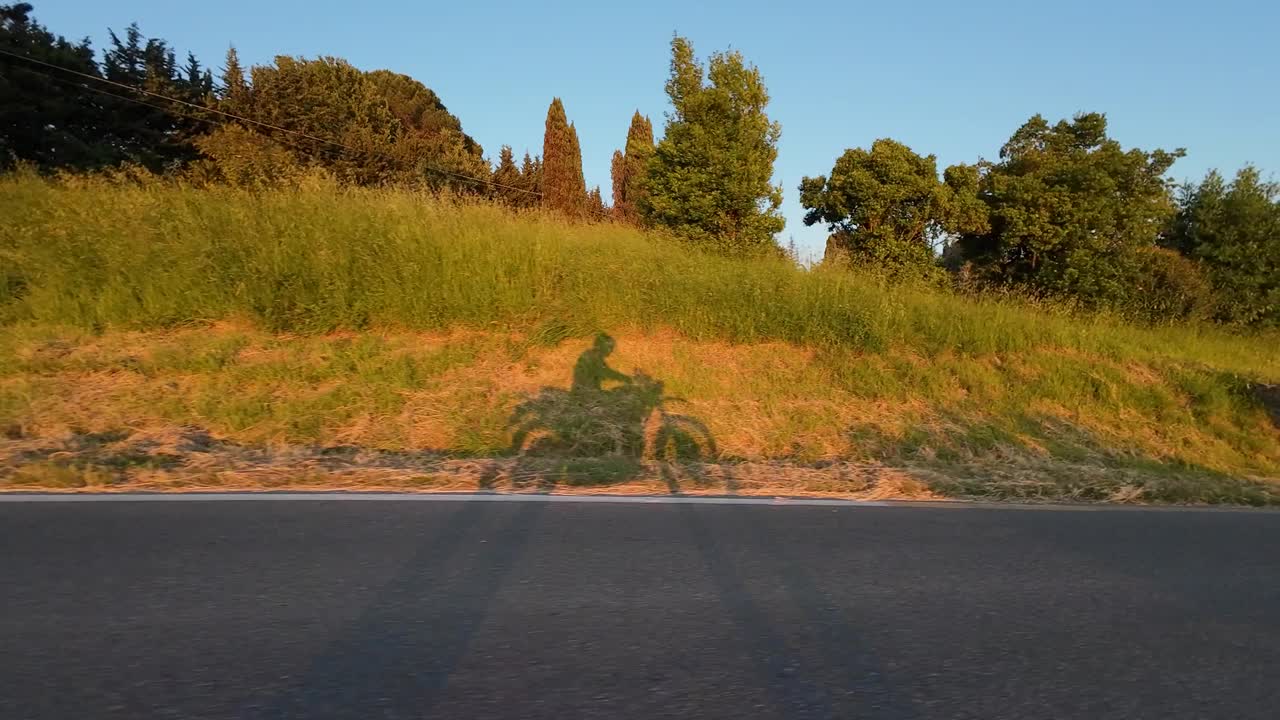 托斯卡纳，摩托车的影子沿着乡村道路视频素材