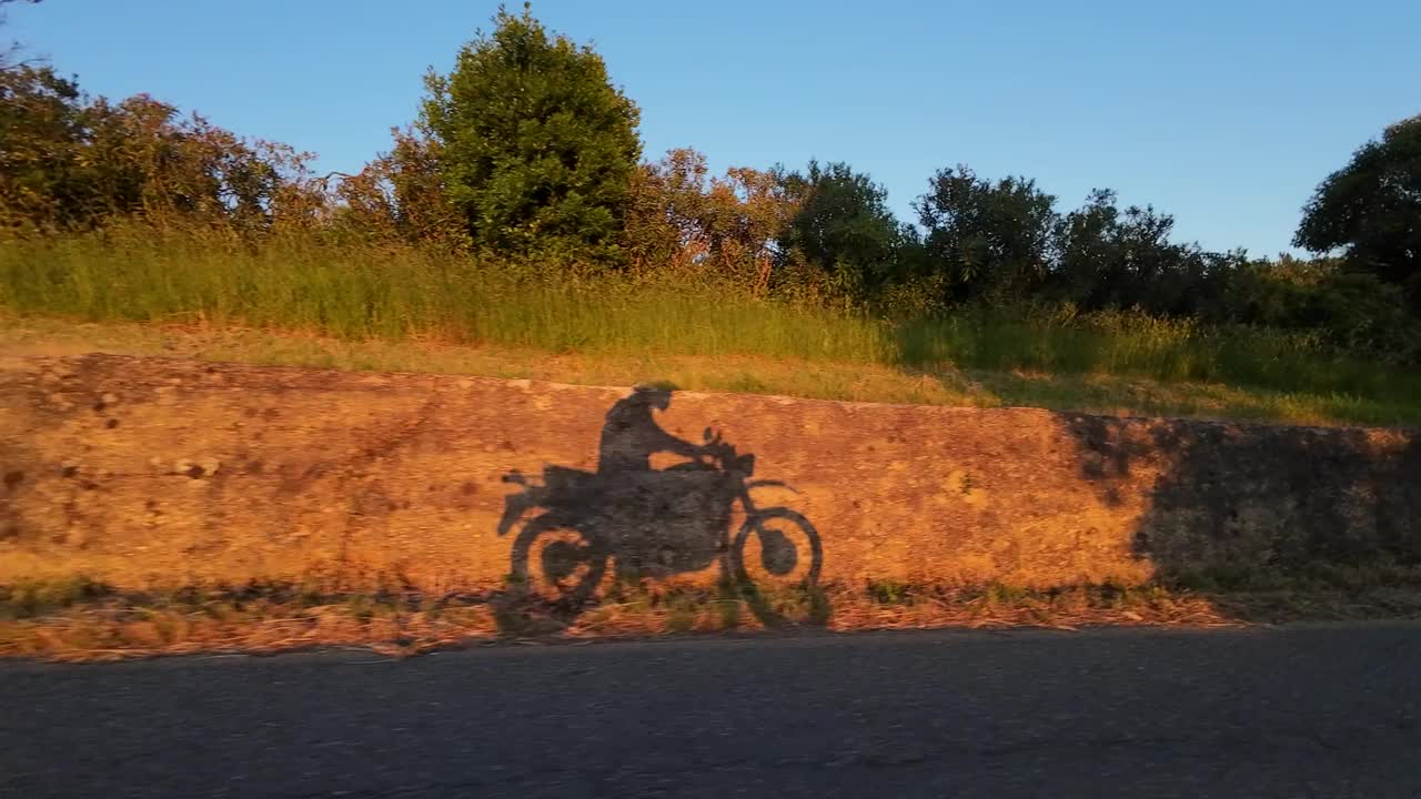 托斯卡纳，摩托车的影子沿着乡村道路视频素材