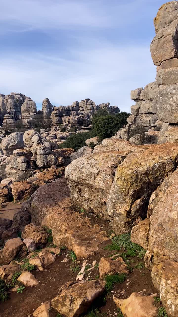 石灰岩岩层，以不同寻常的喀斯特地貌而闻名视频素材