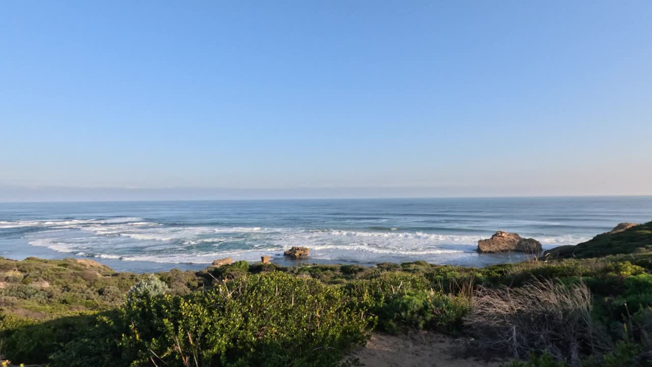 海岸岩石和海浪上的日落视频素材