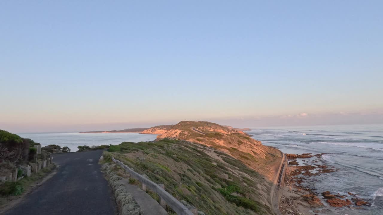 海岸路径上的日落视频素材