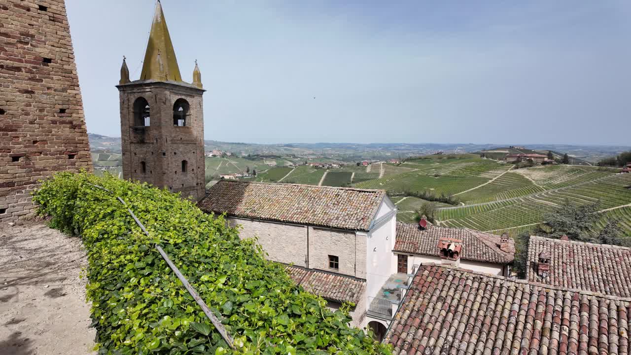 Serralunga d'Alba村的惊人鸟瞰图，意大利最美丽的村庄之一。Cuneo、意大利视频下载