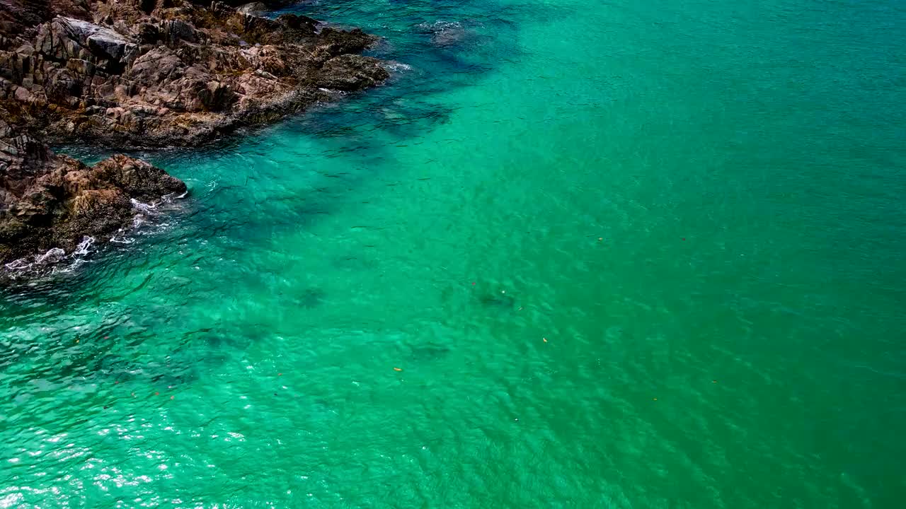 俯视图自然背景，清新的空气，美丽的海滩与清澈的绿松石海洋大海，和太阳的模糊，复制空间视频素材