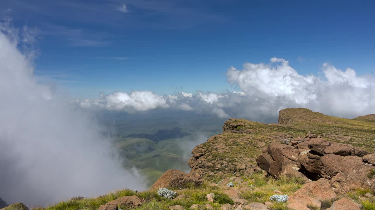 时间流逝的云经过山谷下面的山峭壁视频素材