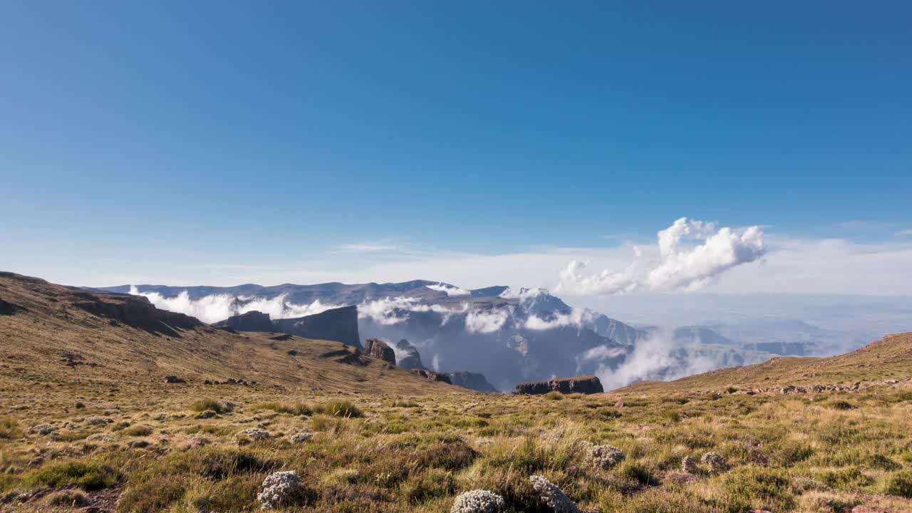 时间流逝的台地与干燥的草和灌木导致云在崎岖的山的背景视频素材