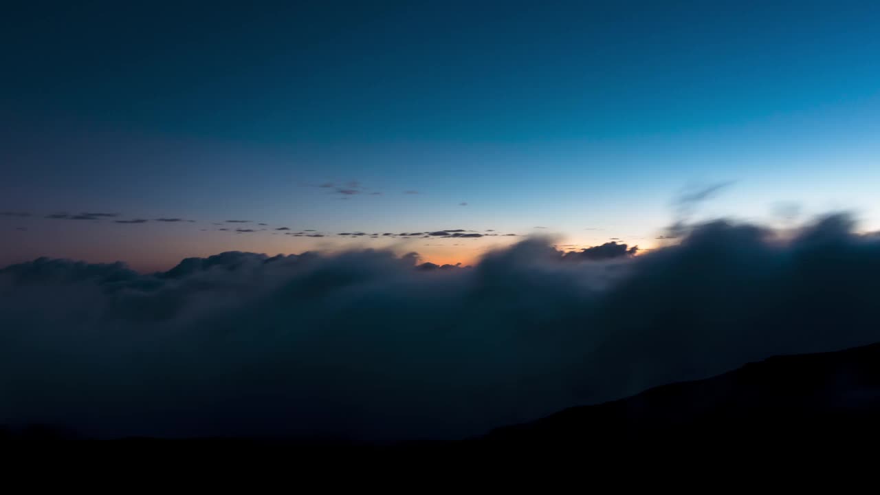 太阳从云层上升起的延时视频视频素材