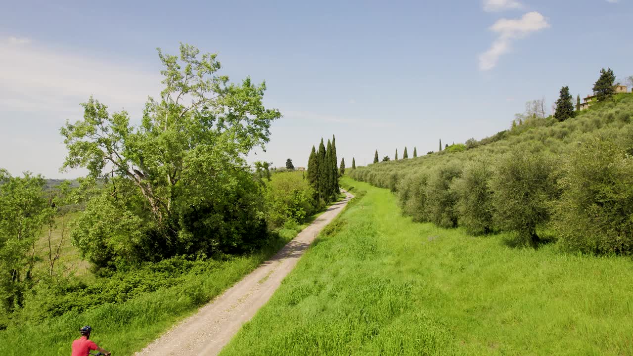 托斯卡纳，波皮亚诺城堡周围的山地自行车之旅视频素材