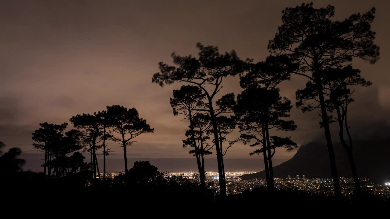 暴风雨在开普敦城市景观上的时间流逝，前景中有树木视频素材