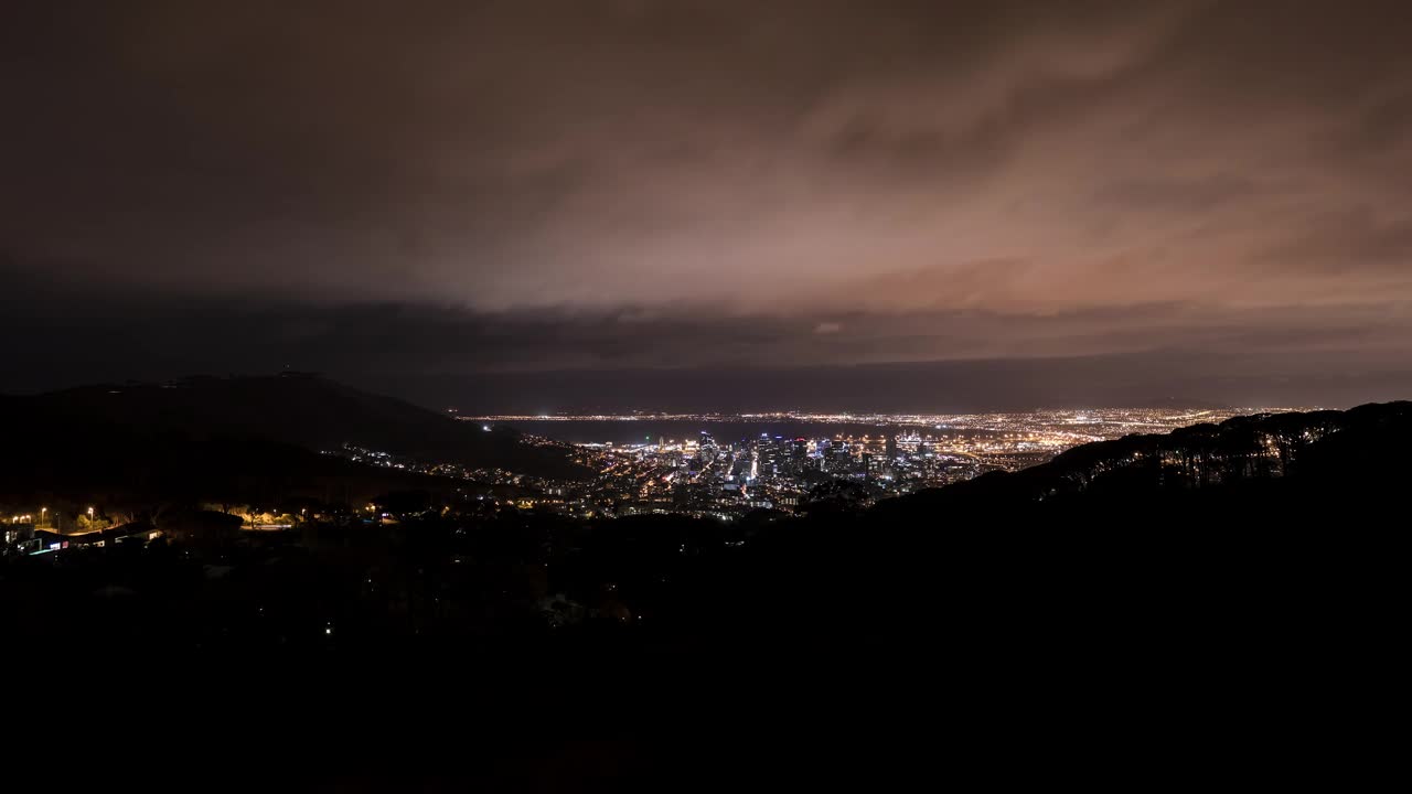 夜晚，暴风雨笼罩在开普敦的城市景观上视频素材