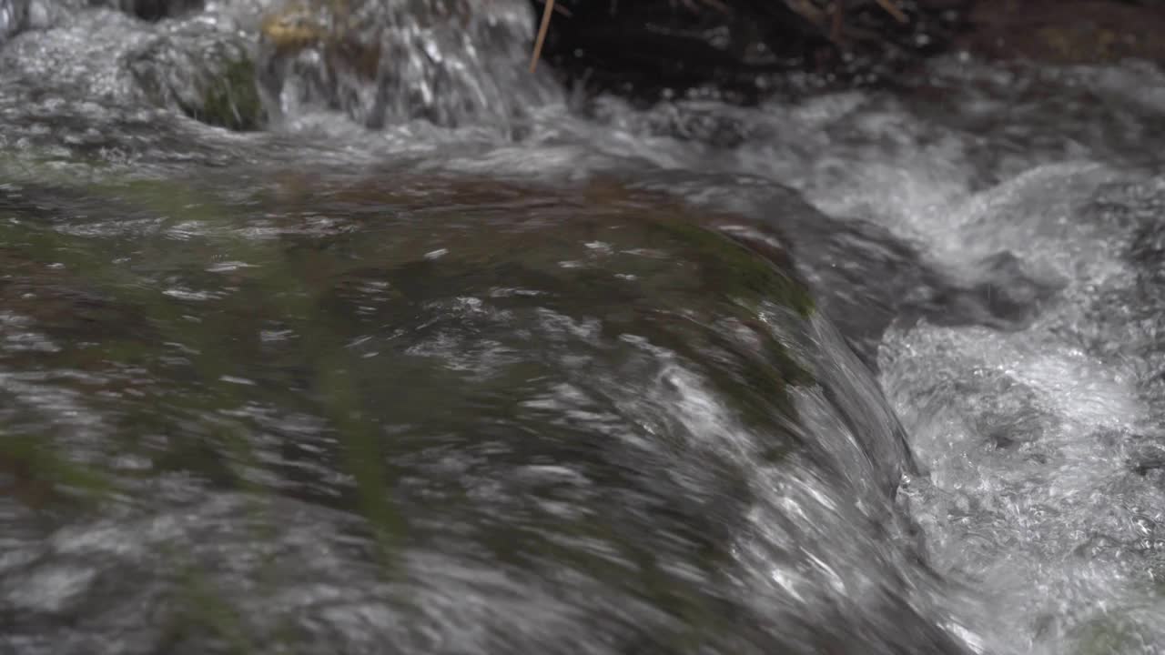 特写山溪，急流和岩石视频素材