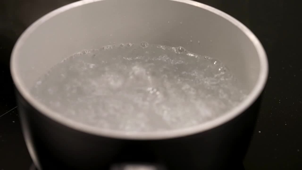 水在钢锅中沸腾视频下载