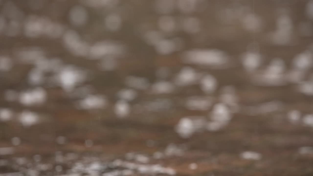 雨水落在被水淹没的地板上视频下载