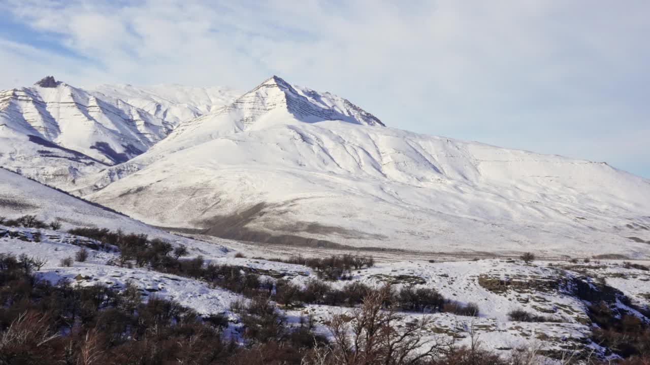 巴塔哥尼亚Chalten附近的白雪覆盖的山脉在蓝天下，宁静的冬季景观视频素材