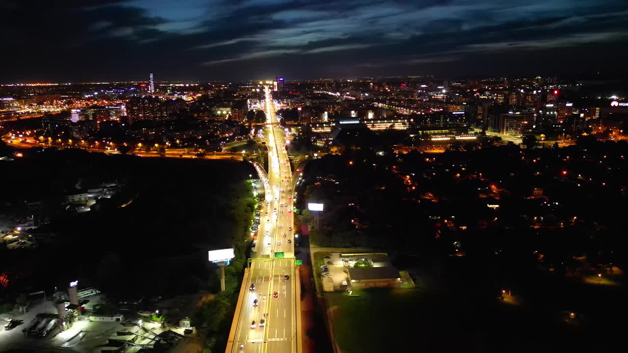 夜间贝尔格莱德全景鸟瞰图和城市繁忙的高速公路视频素材