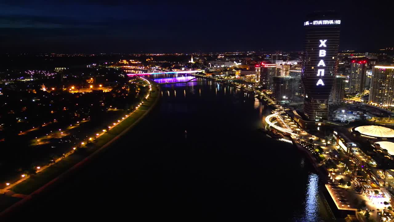 夜景鸟瞰贝尔格莱德，萨瓦河和贝尔格莱德塔，城市景观视频素材