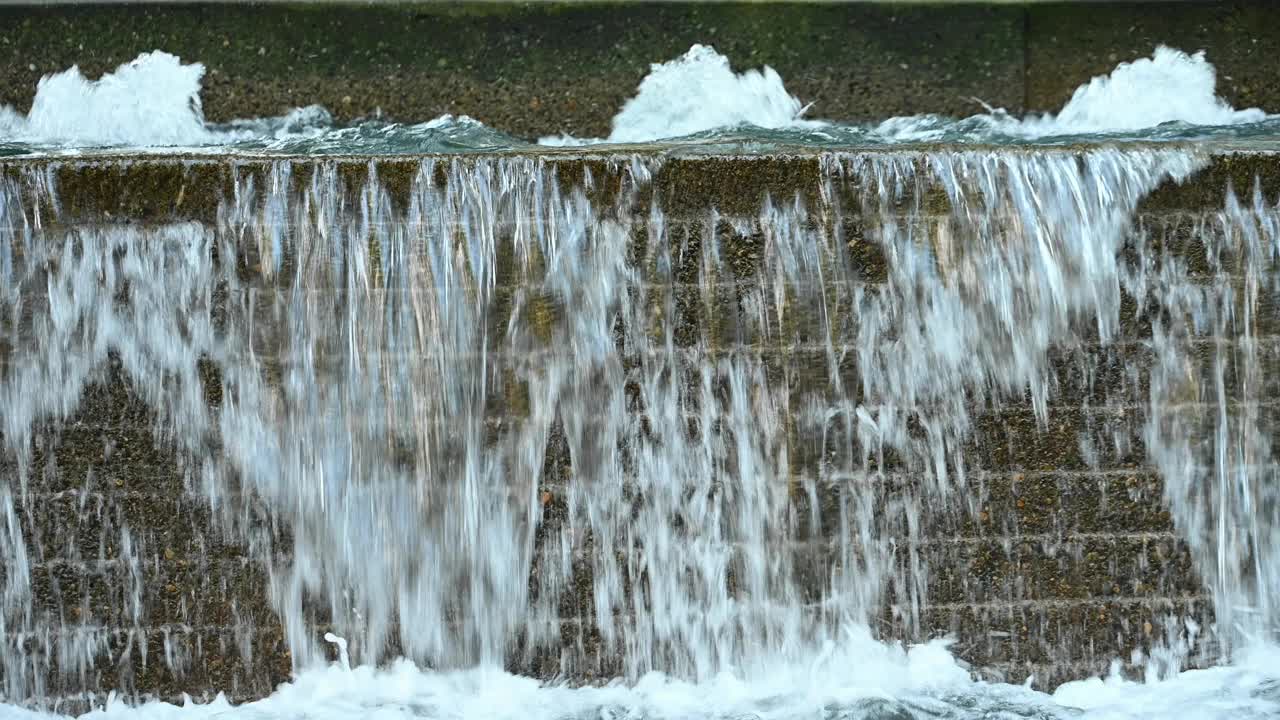 喷泉在层叠的墙壁上潺潺作响视频下载