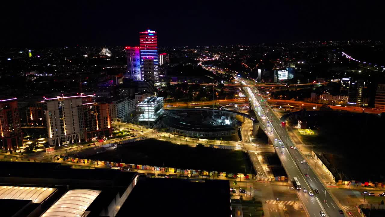 贝尔格莱德夜景鸟瞰图，建筑物和城市灯光视频素材