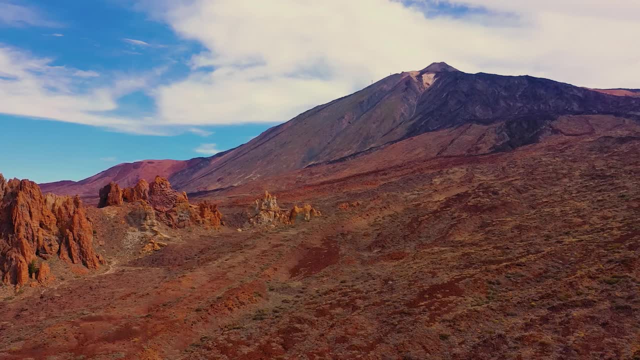 西班牙泰德火山，蔚蓝色的天空下，红色的岩石组成的壮丽山脉，展现了自然和荒野的美视频素材