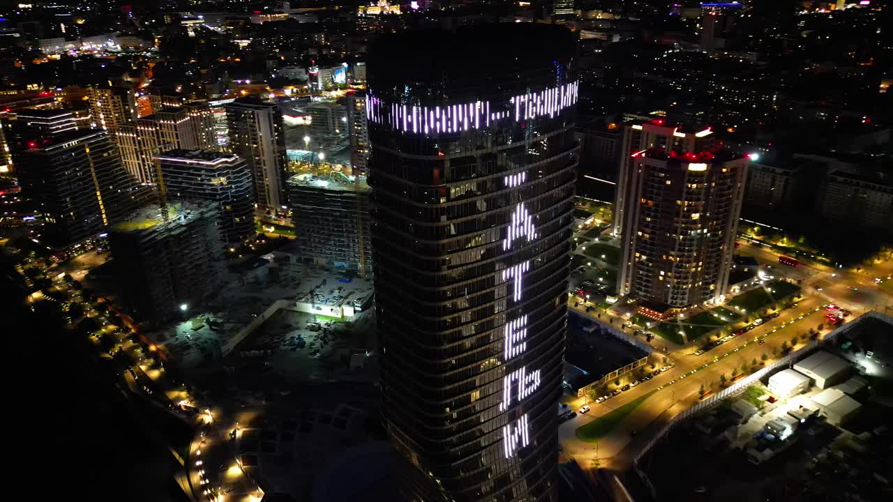 壮丽的贝尔格莱德塔和周围闪闪发光的城市建筑的夜景视频素材