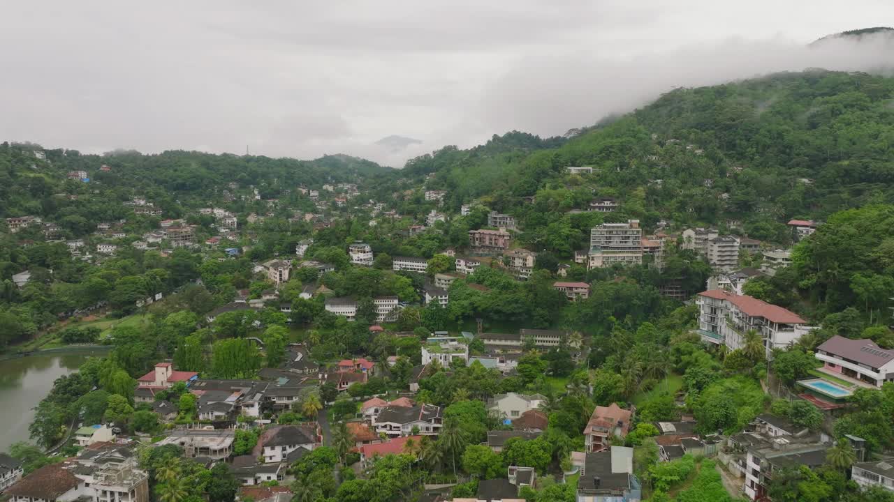 斯里兰卡康提的鸟瞰图，展示了丘陵地带郁郁葱葱的绿色植物和住宅建筑。亚洲著名城市的城市景观和自然美景视频素材