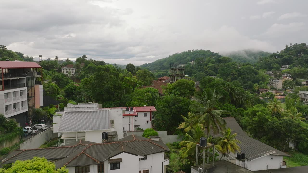 斯里兰卡康提住宅区鸟瞰图，从上面捕捉城市郁郁葱葱的绿色植物，丘陵景观和房屋视频素材