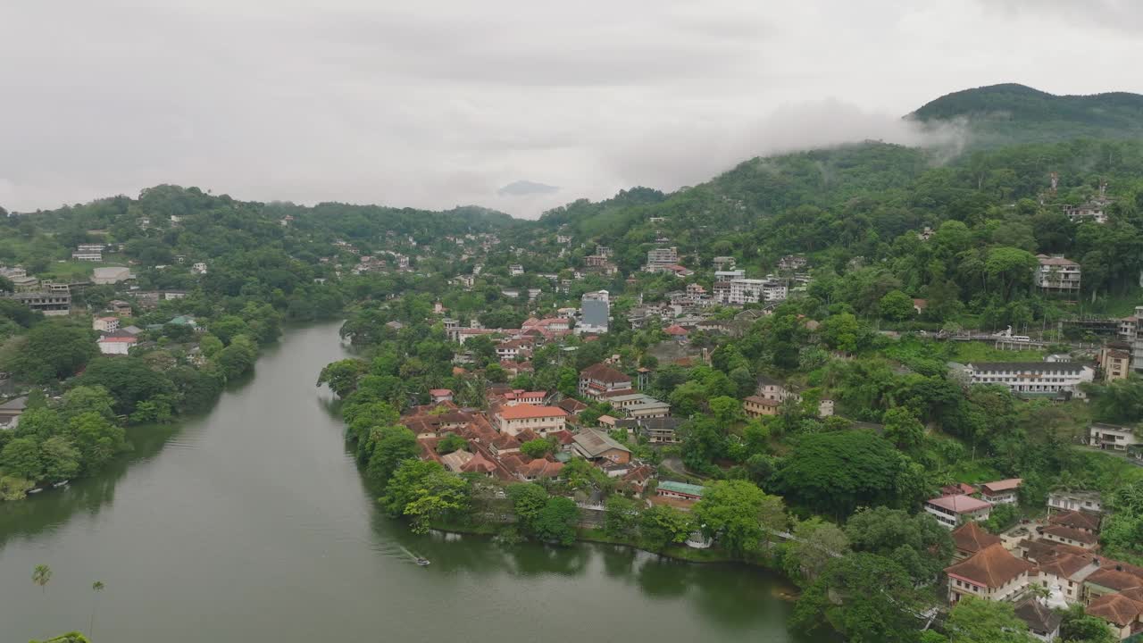 从上面发现风景如画的城市康提，斯里兰卡。这里有历史建筑、葱郁的青山和宁静的河流视频素材