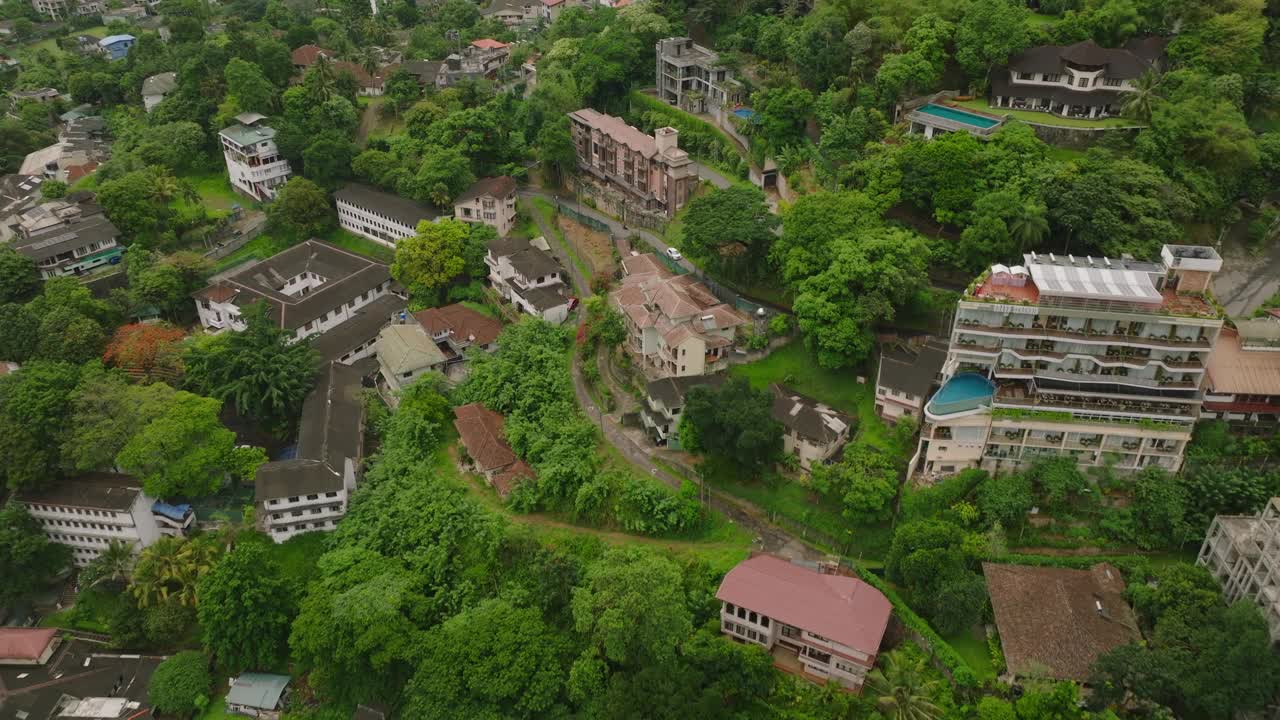 从鸟瞰斯里兰卡康提的一个住宅区的风景，展示了典型的房屋和热带树木视频素材