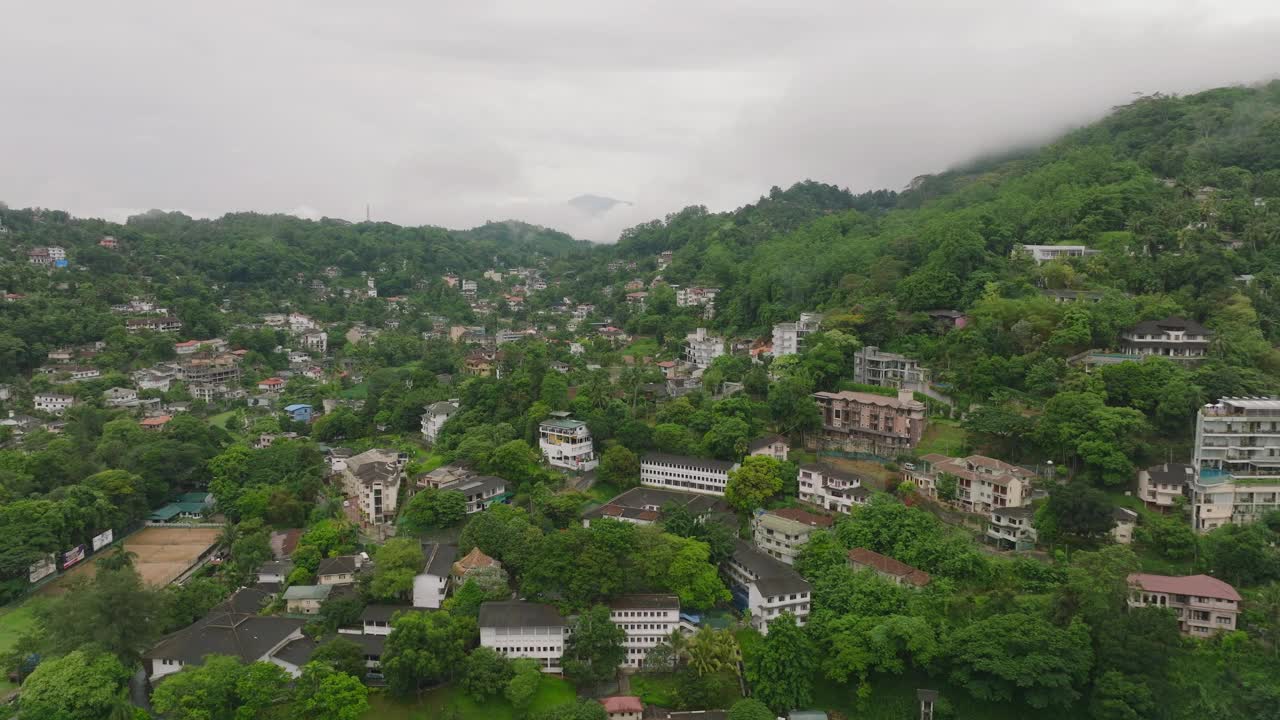 从空中俯瞰斯里兰卡康提充满活力的绿色植物和城市景观。郁郁葱葱的热带美景和茂密的植被，这个城市的亚洲天堂视频素材