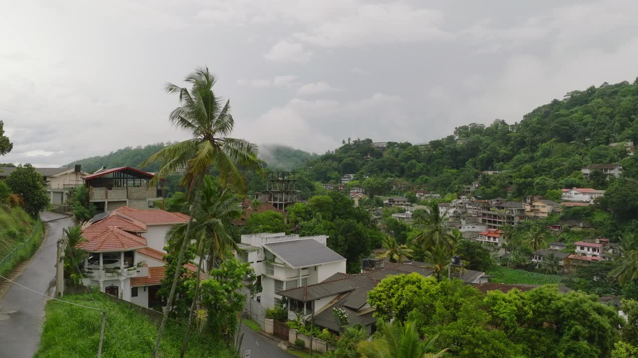 斯里兰卡康提山上郁郁葱葱的住宅区鸟瞰图。风景优美的热带植物和房屋在镜头中随处可见视频素材