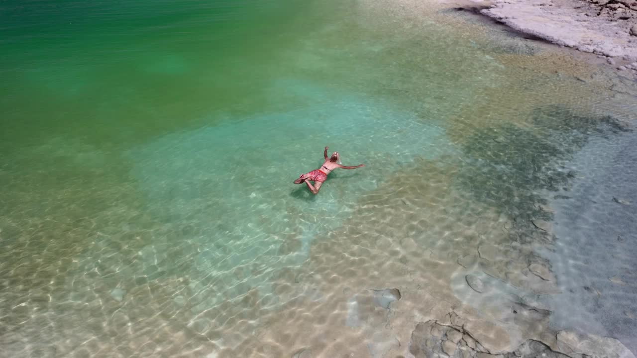 女人漂浮在晶莹剔透的水中视频素材