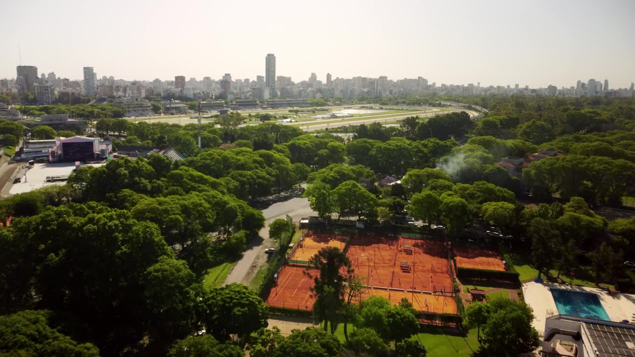 无人机在布宜诺斯艾利斯上空飞行，鸟瞰城市。高楼大厦，绿树成荫的道路上的汽车。城市景观、建筑天际线、视频下载