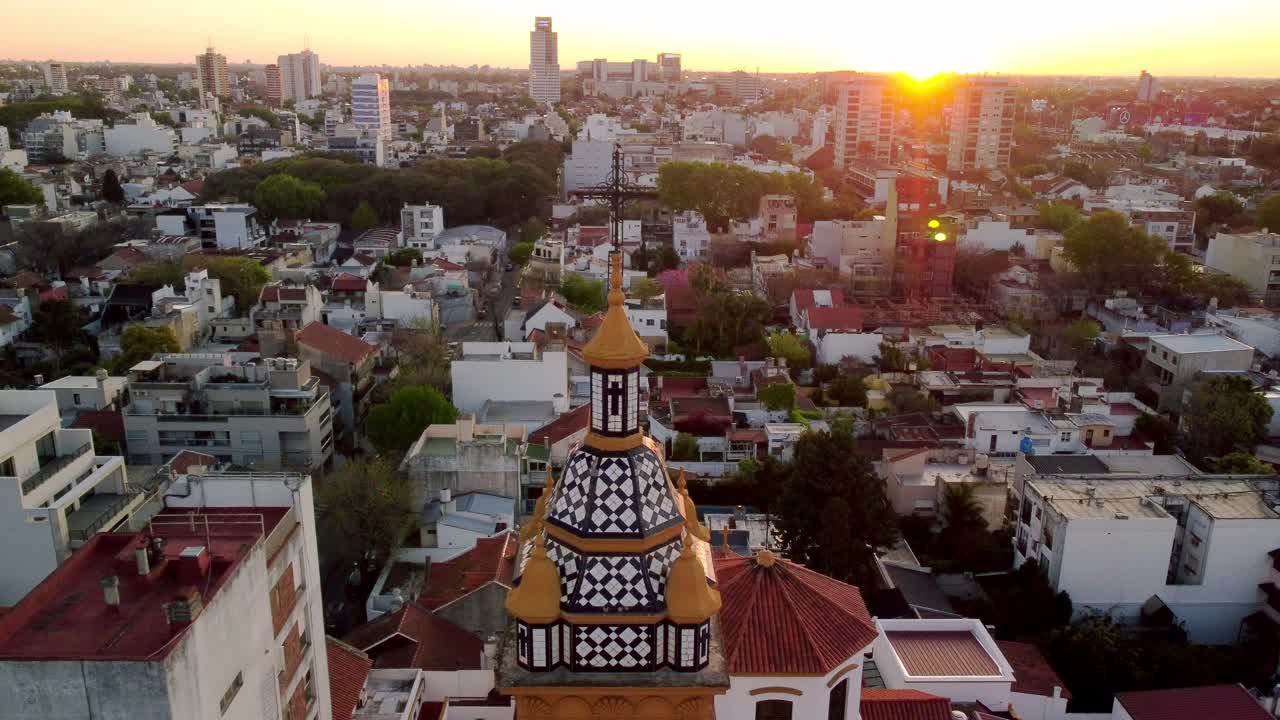 直升机俯瞰夕阳下的城市。教堂和密集的城市建筑，发展。布宜诺斯艾利斯，阿根廷视频下载