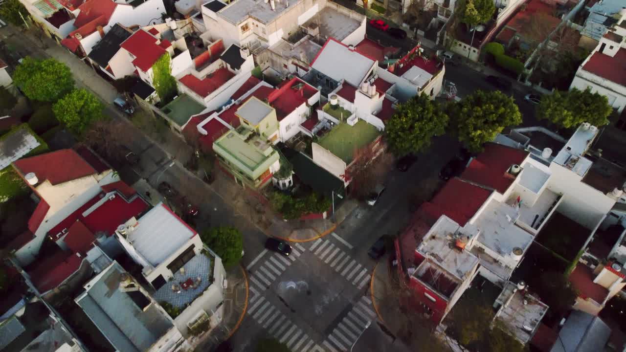 航拍，俯瞰城市屋顶，建筑物和汽车道路。布宜诺斯艾利斯视频素材