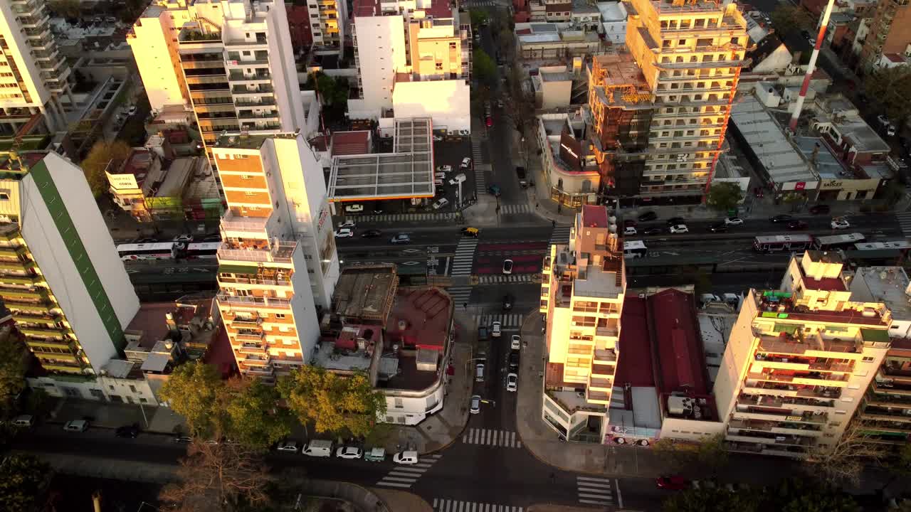 城市建筑，夕阳下的鸟瞰图视频下载