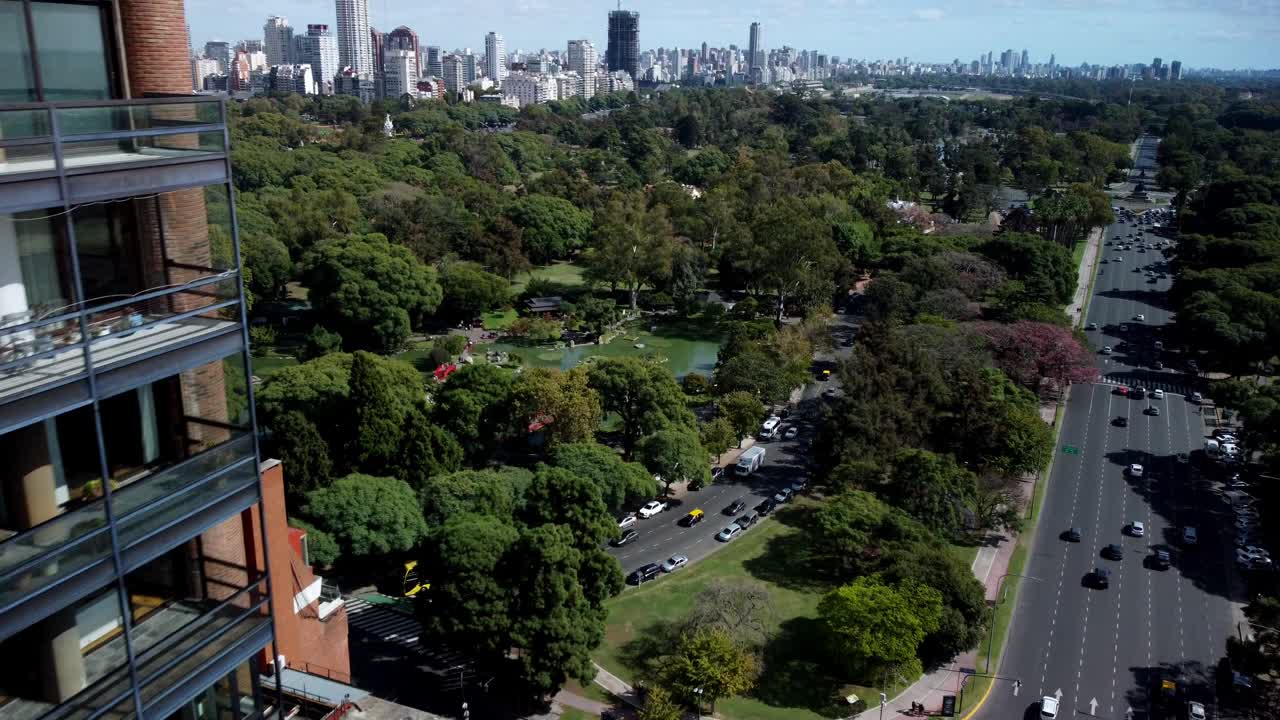 布宜诺斯艾利斯天际线全景。现代摩天大楼，城市景观，河流，绿色公园，视频素材