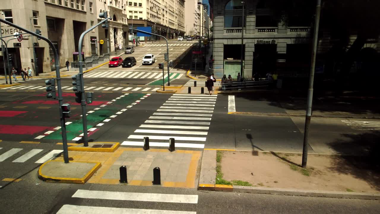 城市街景，行人在人行横道上行走。城市道路交通繁忙，人来人往视频下载