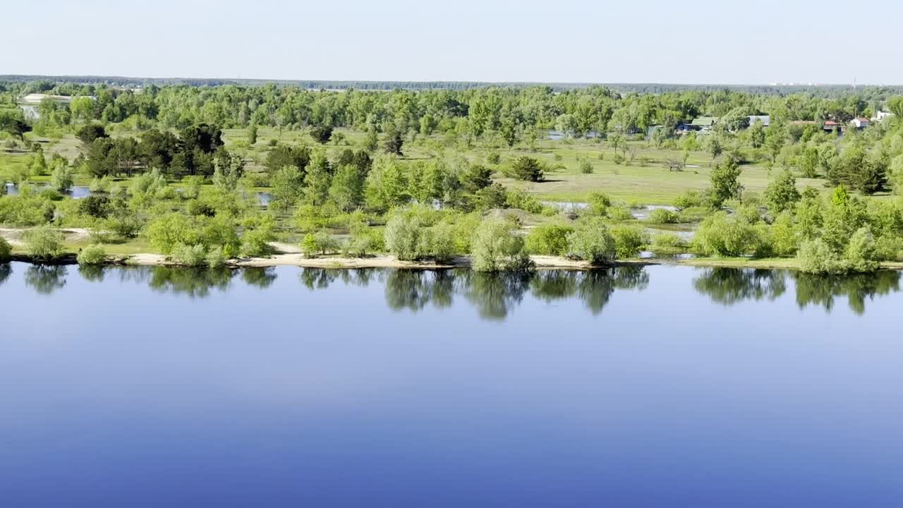 自然景观有绿湖、森林、蓝天。夏日倒影，水、河、树之美视频下载