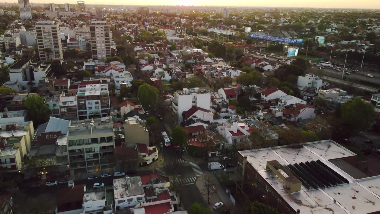 布宜诺斯艾利斯的街道，别墅urquiza区。无人机在建筑物上的视图，在傍晚，阴天视频下载