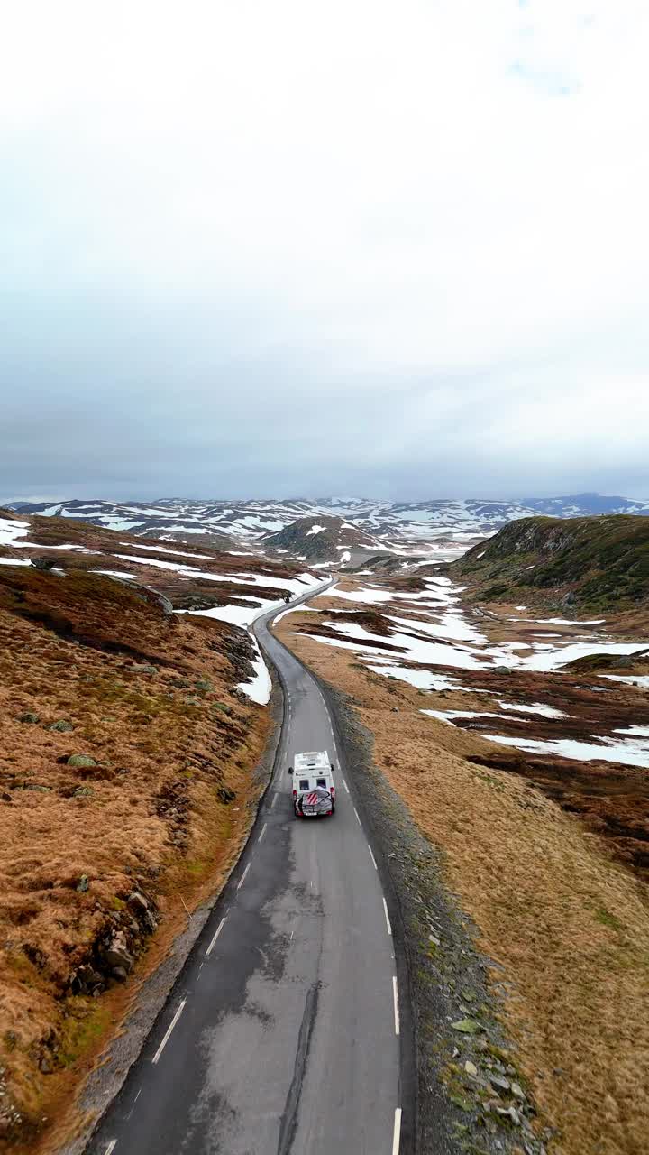 露营车或房车露营车在Lyse道路覆盖着雪到挪威Krejag视频素材