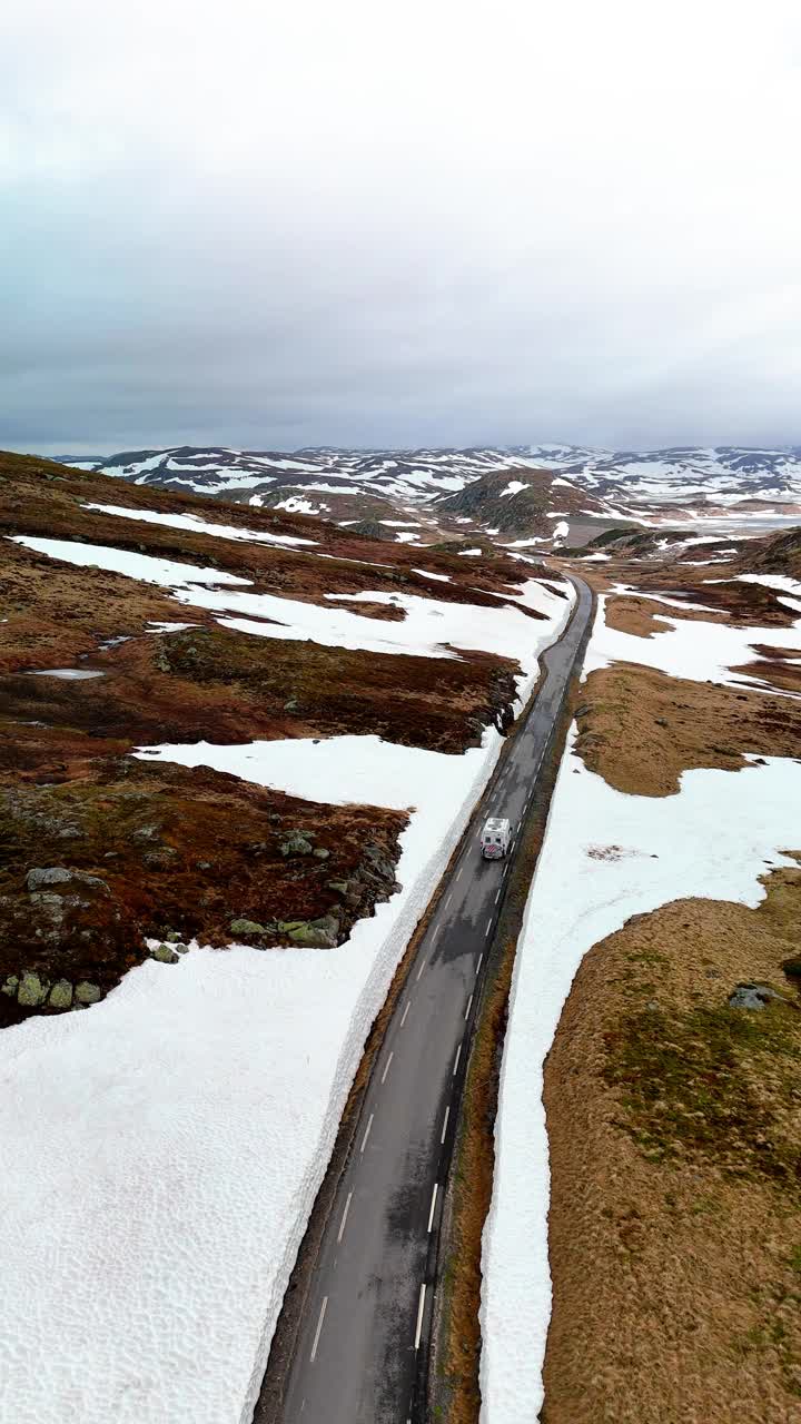 露营车或房车露营车在Lyse道路覆盖着雪到挪威Krejag视频素材