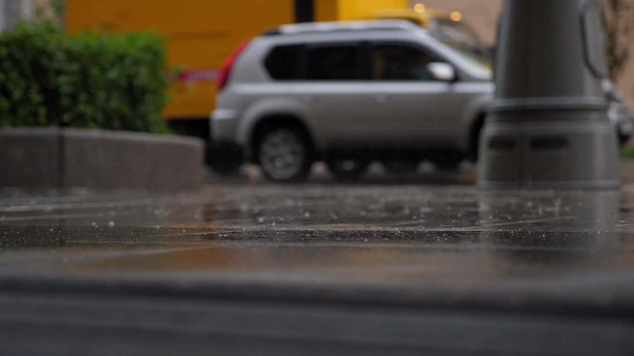 雨中城市交通堵塞的模糊图像。视频下载