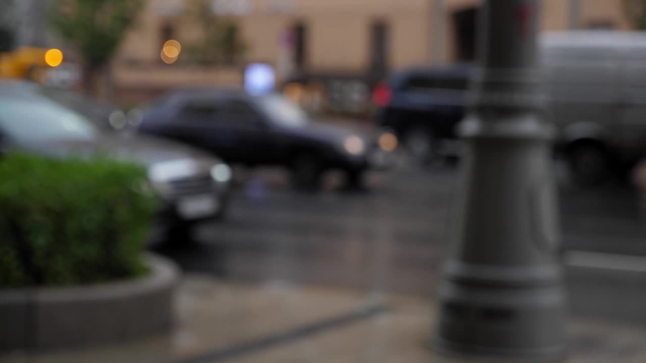 雨中城市交通堵塞的模糊图像。视频下载