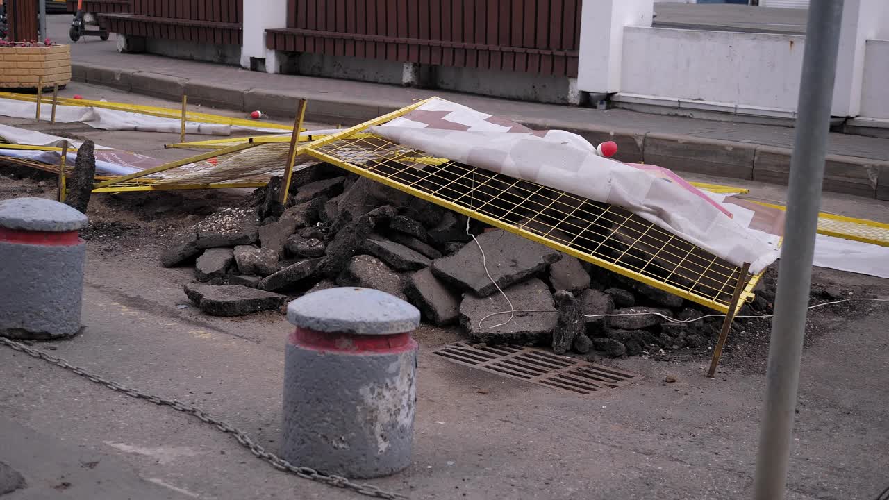 城市里的建筑碎片和被切割的沥青覆盖着防水油布。视频下载