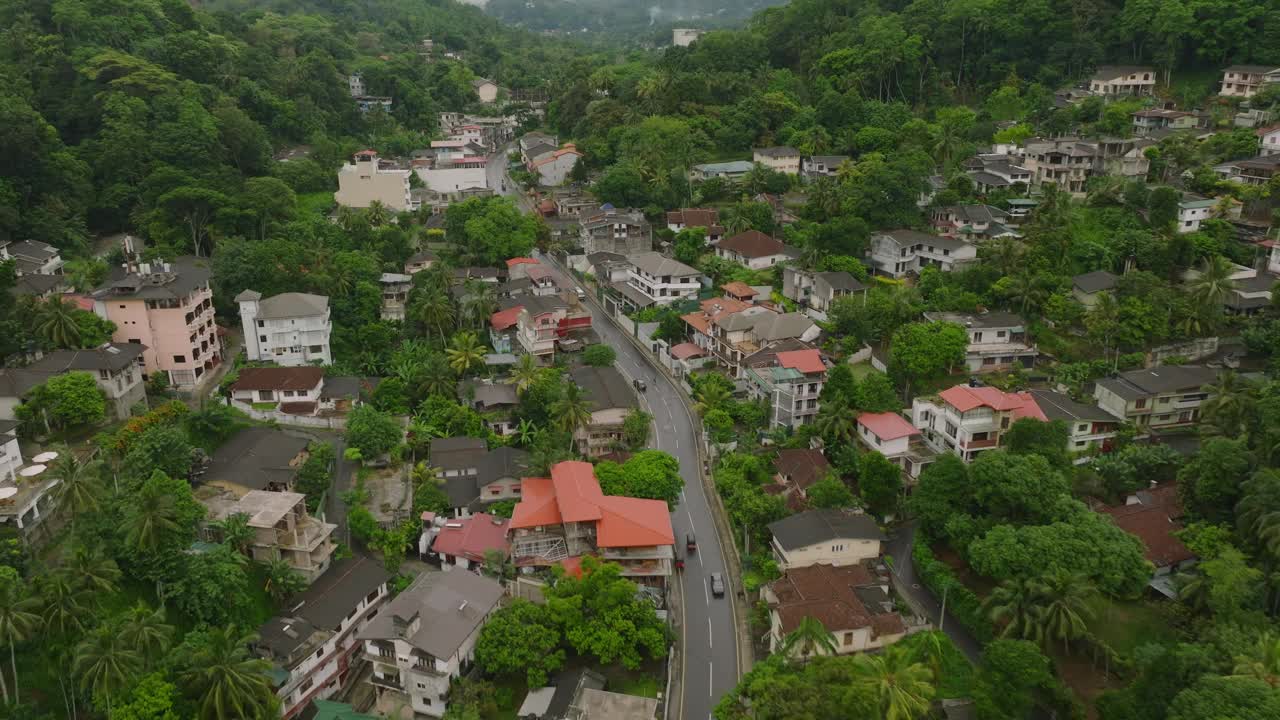 斯里兰卡康提的街道鸟瞰图，多云天空下的绿色景观、居民区和山丘。从上面看城市的魅力视频素材